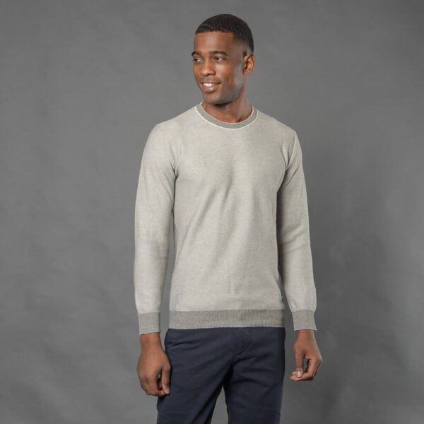 Moderner Pullover